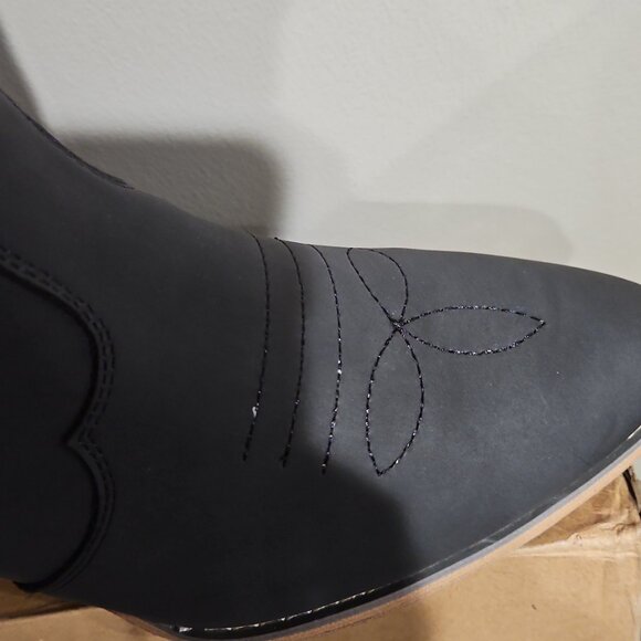 Womens boots - Picture 2 of 3